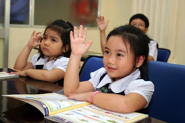 Gia sư Tiểu Học giúp trẻ trình bày bài tập sạch đẹp và khoa học 