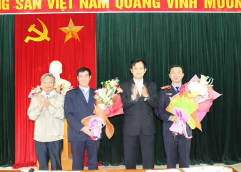 Lãnh đạo Ban Nội chính tặng hoa chúc mừng đồng chí Hồ Văn Giáp và đồng chí Nguyễn Văn Tiến