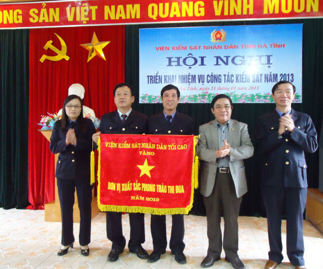 VKSND tỉnh Hà Tĩnh nhận cờ thi đua xuất sắc năm 2012 của VKSNDTC